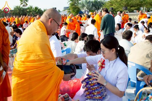 ภาพ No.276912:วันเสาร์ที่ 6 ธันวาคม พ.ศ. 2568 พิธีตักบาตรพระ 1,000 รูป อุทิศถวายพระราชกุศลสมเด็จพระนางเจ้าสิริกิติ์ พระบรมราชินีนาถ พระบรมราชชนนี พันปีหลวง และ ทำบุญเมืองลำปาง ครบรอบ 1,345 ปี ณ ลานพระบรมราชานุสาวรีย์สมเด็จพระนเรศวรมหาราชนครลำปาง อ.เกาะคา จ.ลำปาง