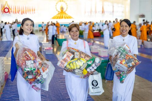 ภาพ No.232017:วันอาทิตย์ที่ 6 กรกฏาคม พ.ศ. 2568 พิธีตักบาตร ข้าวสารอาหารแห้ง  พิธีบูชาข้าวพระ สัมมนาพิเศษราชเหล็ก ณ สภาธรรมกายสากล วัดพระธรรมกาย