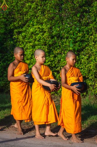 ภาพ No.57845:กิจกรรมบิณฑบาตของสามเณร โครงการบรรพชาสามเณร ฟื้นฟูพระพุทธศาสนาทั่วไทย ธุดงคสถานชลบุรี ณ ชุมชนบ้านห้วยเหียน ตำบลบ่อวิน  อำเภอศรีราชา จังหวัดชลบุรี วันที่ 27 เมษายน พ.ศ. 2567