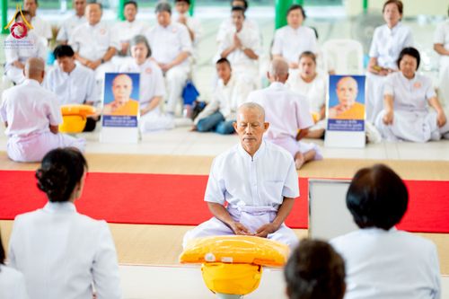 ภาพ No.244684:วันเสาร์ที่ 6 กันยายน พ.ศ. 2568 พิธีขอขมา-รับผ้าไตรของนาคธรรมทายาท โครงการอุปสมบทหมู่บูชาธรรมครบรอบ 108 ปี  วันครูผู้ค้นพบวิชชาธรรมกาย ณ โบสถ์พระไตรปิฎก วัดพระธรรมกาย