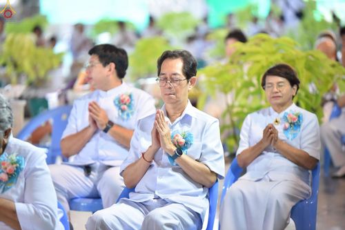 ภาพ No.246606:วันที่ 14 กันยายน พ.ศ. 2568 พิธีตักบาตรฉลองพระใหม่ ในโครงการอุปสมบทหมู่บูชาธรรม ครบรอบ108ปี วันครูผู้ค้นพบวิชชาธรรมกาย ณ วิหารคด วัดพระธรรมกาย