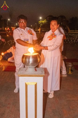ภาพ No.130619:พิธีจุดโคมประทีปถวายเป็นพุทธบูชา ในโครงการบรรพชา 1,250 รูป ณ มหาวิหารมายาเทวี แดนประสูติ สวนลุมพินี ประเทศเนปาล วันที่ 9 มีนาคม พ.ศ. 2567