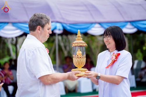 ภาพ No.255468:วันที่ 13 ตุลาคม พ.ศ. 2568 พิธีบรรจุพระบรมสารีริกธาตุ ผูกผ้า 7 สี เพื่อความเป็นสิริมงคล  และ ยกช่อฟ้า ประดิษฐานบนหลังคาอุโบสถวัดทุ่งเจริญธรรม ถวายบูชาธรรม 81 ปี หลวงพ่อธัมมชโย โดยคณะศิษยานุศิษย์ ณ วัดทุ่งเจริญธรรม อ.อมก๋อย จ.เชียงใหม่