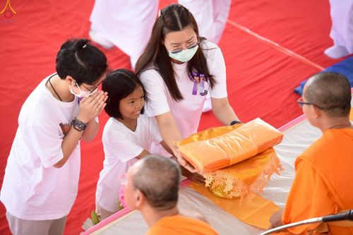 ภาพ No.262411:วันที่ 19 ตุลาคม พ.ศ. 2568 พิธีทอดกฐินสถาปนา แผ่นบันมงคลมหาเศรษฐี อาคาร 80 ปี หลวงพ่อธัมมชโย ในโครงการกฐินสามัคคีทั่วไทย 30,000 วัด บูชาธรรม 81 ปี หลวงพ่อธัมมชโย โดยคณะศิษยานุศิษย์วัดพระธรรมกาย ณ ศูนย์ปฏิบัติธรรมวิหารแดง ต.เจริญธรรม อ.วิหารแดง จ.สระบุรี