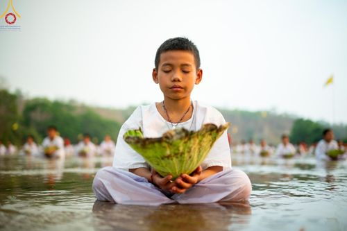 ภาพ No.63272:Photo Story  มหัศจรรย์วัดดงดินแดง Episode 1  พิธีปลงผมนาคธรรมทายาท  ในโครงการบรรพชาอุปสมบทหมู่ ฟื้นฟูพระพุทธศาสนาทั่วไทย วัดดงดินแดง ณ ลำน้ำแม่ตื่น อ.อมก๋อย จ.เชียงใหม่ วันที่ 2 เมษายน พ.ศ. 2567