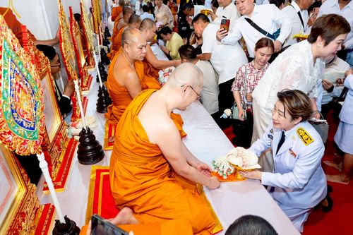 ภาพ No.214769:พิธีต้อนรับสัญญาบัตร พัดยศ พระราชวิเทศวชิรเวที (บัณฑิต วรปญฺโญ) เจ้าอาวาสวัดพระธรรมกายสกอตแลนด์ สหราชอาณาจักร ผู้ช่วยเจ้าอาวาสวัดพระธรรมกาย ณ อุโบสถพระไตรปิฏก วัดพระธรรมกาย