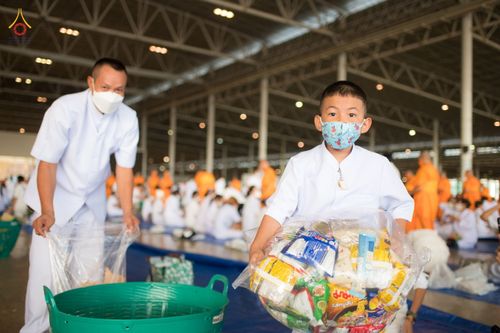 ภาพ No.80823:พิธีตักบาตร , พิธีบูชาข้าวพระในวันอาทิตย์ต้นเดือน วันที่ 7 พฤษภาคม พ.ศ. 2566 ณ วัดพระธรรมกาย