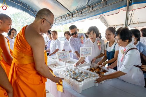 ภาพ No.127762:พิธีถวายภัตตาหารเป็นสังฆทาน แด่คณะพระธรรมยาตราฯ ในโครงการธรรมยาตราอัญเชิญพระบรมสารีริกธาตุ ประดิษฐาน ณ มหารัตนเจดีย์สิริปทุมสวรรค์ อ.บางกล่ำ จ.สงขลา วันที่ 8 มีนาคม พ.ศ. 2567