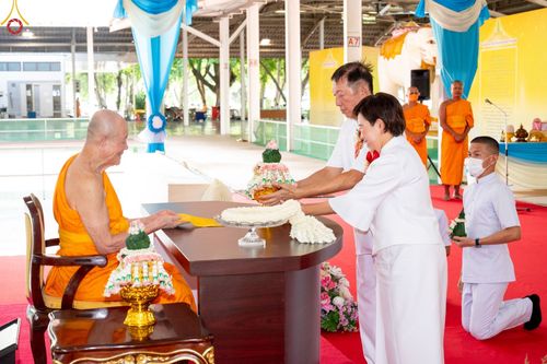 ภาพ No.85006:พิธีเจริญพระพุทธมนต์และพิธีสักการะ รูปเหมือนพระมงคลเทพมุนี (สด จนฺทสโร) ในวันที่ 5 สิงหาคม พ.ศ. 2566 ณ วัดพระธรรมกาย จ.ปทุมธานี เพื่ออัญเชิญประดิษฐาน  ณ วิหารพระมงคลเทพุนี (สด จนฺทสโร) ศูนย์ปฏิบัติธรรมภาคใต้ อ.บางกล่ำ จ.สงขลา