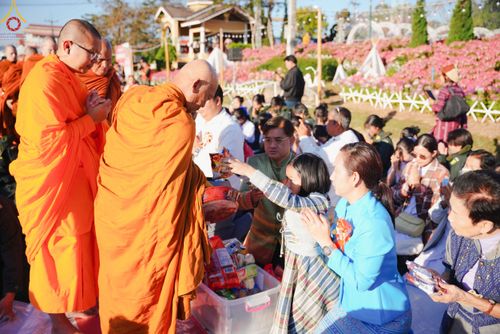 ภาพ No.106802:พิธีตักบาตรพระ ๒๐๐ รูป  "สร้างบุญใหญ่ ส่งท้ายปีเก่า ต้อนรับปีใหม่ ๒๕๖๗" วันอาทิตย์ที่ ๓๑ ธันวาคม ๒๕๖๖ ณ ถนนหน้าที่ว่าการอำเภอภูเรือ อำเภอภูเรือ จังหวัดเลย