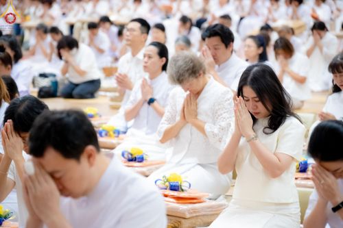 ภาพ No.180810:พิธีถวายภัตตาหารเมนูสวรรค์ และพิธีถวายอุปกรณ์กันหนาว แด่คณะพระภิกษุสามเณรวัดพระธรรมกาย วันอาทิตย์ที่ 8 ธันวาคม พ.ศ.2567 ณ สภาธรรมกายสากล วัดพระธรรมกาย