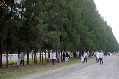 ภาพ No.220462:วันที่ 23-25 เมษายน พ.ศ. 2568 เจ้าหน้าที่และสาธุชนช่วยกัน รับบุญเก็บงานวันคุ้มครองโลก ณ วัดพระธรรมกาย