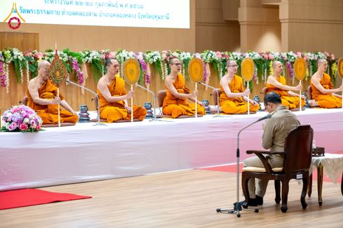 ภาพ No.209030:พระบาทสมเด็จพระเจ้าอยู่หัว ทรงมีพระราชศรัทธาทรงพระกรุณาโปรดเกล้าฯ ให้บำเพ็ญพระราชกุศลถวายภัตตาหารพระราชทาน การสอบบาลีสนามหลวง ณ วัดพระธรรมกาย ย อ.คลองหลวง จ.ปทุมธานี วันที่ 23-24 กุมภาพันธ์ พ.ศ. 2568