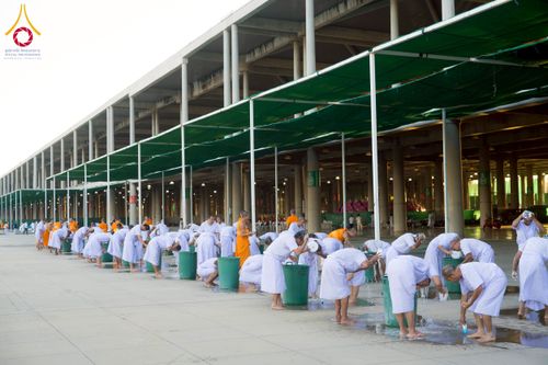 ภาพ No.274747:วันอาทิตย์ที่ 30 พฤศจิกายน พ.ศ. 2568 พิธีปลงผม โครงการอุปสมบทบูชาธรรมมหาปูชนียาจารย์ ปี 2568 ณ ลานธรรมพระมหาธรรมกายเจดีย์ ฝั่งทิศตะวันตก ระหว่างวิหารคดหมายเลข 8 และ 9 วัดพระธรรมกาย