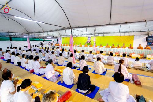 ภาพ No.201801:พิธีถวายภัตตาหารเป็นสังฆทาน แด่พระธรรมยาตรา ณ อนุสรณ์สถานบางปลา วัดบางปลา อำเภอบางเลน จังหวัดนครปฐม ในโครงการธรรมยาตรา กตัญญูบูชา มหาปูชนียาจารย์ พระมงคลเทพมุนี(สด จนฺทสโร) พระผู้ปราบมาร อนุสรณ์สถาน 7 แห่ง ปีที่ 13 วันที่ 26 มกราคม พ.ศ. 2568