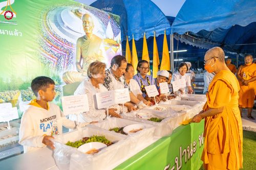 ภาพ No.108086:พิธีถวายภัตตาหารเป็นสังฆทาน แด่คณะพระธรรมยาตราฯ ในโครงการธรรมยาตรากตัญญูบูชา มหาปูชนียาจารย์ พระมงคลเทพมุนี(สด จนฺทสโร) พระผู้ปราบมาร อนุสรณ์สถาน 7 แห่ง ปีที่ 12 วันที่ 8 มกราคม พ.ศ. 2567 ณ อนุสรณ์สถานมหาวิหารพระมงคลเทพมุนี (โลตัสแลนด์) อ.สองพี่น้อง จ.สุ