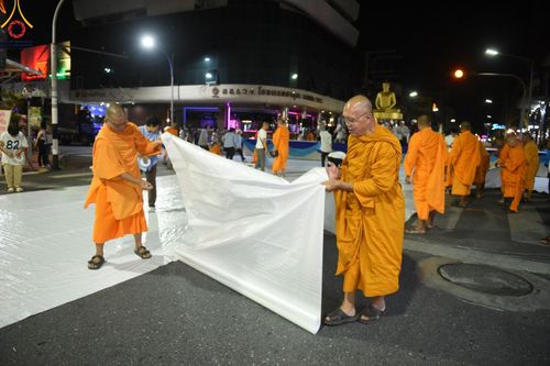 ภาพ No.151628:V.55 ทีมใหญ่ที่หาดใหญ่ เจ้าหน้าที่ทุกสถานะ หลายสัญชาติ ร่วมกันจัดงานตักบาตรที่หาดใหญ่ วันที่ 10-11 สิงหาคม พ.ศ. 2567