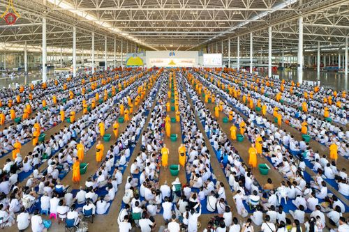 ภาพ No.143391:พิธีตักบาตร ข้าวสารอาหารแห้ง ณ บ้านแก้วเรือนทองคุณยายฯ และ พิธีบูชาข้าวพระ  ณ สภาธรรมกายสากล วัดพระธรรมกาย วันอาทิตย์ที่ 7 กรกฎาคม พ.ศ. 2567