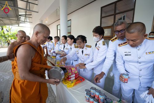 ภาพ No.194756:พิธีเจริญพระพุทธมนต์ และทำบุญตักบาตร ถวายพระราชกุศล แด่พระบาทสมเด็จพระเจ้าอยู่หัว เนื่องในโอกาสพระราชพิธีสมมงคล พระชนมายุเท่าพระบาทสมเด็จพระพุทธยอดฟ้าจุฬาโลกมหาราช สมเด็จพระปฐมบรมกษัตริยาธิราชแห่งพระราชวงศ์จักรี พุทธศักราช 2568 วันที่ 14 มกราคม พ.ศ. 2568
