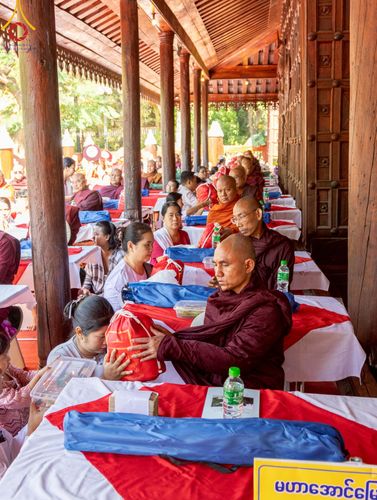 ภาพ No.220100:วันพุธที่ 16 เมษายน พ.ศ. 2568 วัดพระธรรมกายถวายมหาสังฆทาน มอบสิ่งของและทุนทรัพย์กว่า 4 ล้านบาท บรรเทาทุกข์ 181 วัดแผ่นดินไหวเมียนมา