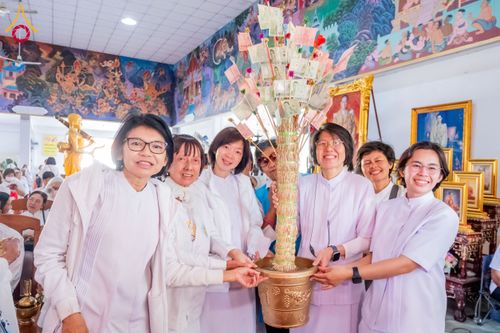 ภาพ No.197444:พิธีทอดผ้าป่าทำนุบำรุงศาสนสถาน ณ วัดโบสถ์(บน) ตำบลบางคูเวียง อำเภอบางกรวย จังหวัดนนทบุรี ในโครงการธรรมยาตรา กตัญญูบูชา มหาปูชนียาจารย์ พระมงคลเทพมุนี(สด จนฺทสโร) พระผู้ปราบมาร อนุสรณ์สถาน 7 แห่ง ปีที่ 13 วันที่ 17 มกราคม พ.ศ. 2568