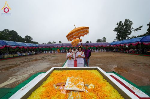 ภาพ No.174096:พิธีวางศิลาฤกษ์มหาสมบัติ โปรยรัตนชาติบ่อมงคลเศรษฐี ติดแผ่นทอง ลูกนิมิต - ช่อฟ้า เพื่อสถาปนาสร้างอุโบสถ บูชาธรรม 80 ปีหลวงพ่อธัมมชโย ณ วัดทุ่งเจริญธรรม อ.อมก๋อย จ.เชียงใหม่ วันที่ 8 พฤศจิกายน พ.ศ. 2567