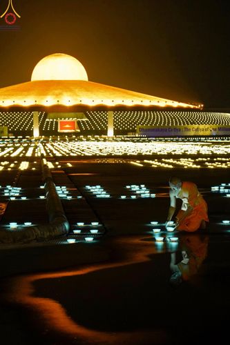 ภาพ No.154809:พิธีจุดประทีป, พิธีฉลองชัยสวดมนต์บทธัมมจักกัปปวัตนสูตร ณ มหารัตนวิหารคด วัดพระธรรมกาย วันอังคารที่ 17 กันยายน พ.ศ. 2567