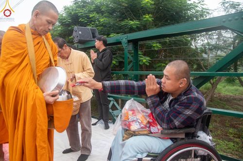 ภาพ No.102015:พิธีตักบาตรพระ 111 รูป ณ สะพานประวัติศาสตร์  อ.ปาย จ.แม่ฮ่องสอน วันอาทิตย์ที่ 10 ธันวาคม พ.ศ. 2566