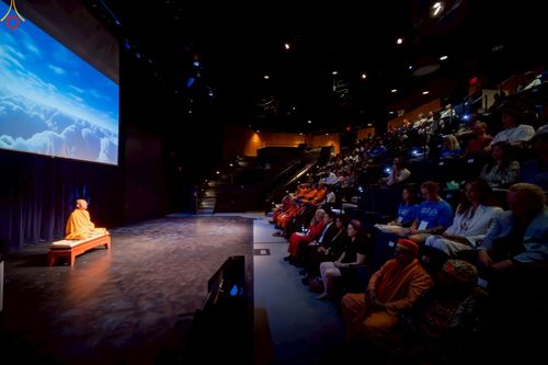 ภาพ No.249765:วันอาทิตย์ที่ 28 กันยายน พ.ศ. 2568 การปฏิบัติธรรมบูชาธรรม 108 ปี แห่งการบรรลุธรรมของหลวงปู่วัดปากน้ำ ได้จุดประทีปสันติภาพไปทั่วโลก และได้ร่วมเสวนาทางปัญญา เพื่อการขยายพระพุทธศาสนาวิชชาธรรมกายไปทั่วโลก  ในงาน HTC Newyork USA