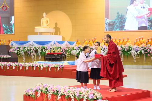 ภาพ No.124636:พิธีมอบโล่วัชรเกียรติยศ โครงการตอบปัญหาศีลธรรมเพื่อสันติภาพโลก (World-PEC) ต่างประเทศ ครั้งที่ 17 ณ ห้องแก้วสารพัดนึก 1 วัดพระธรรมกาย ในวันมาฆบูชา เสาร์ที่ 24 กุมภาพันธ์ พ.ศ. 2567