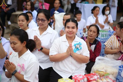 ภาพ No.146239:ตักบาตรพระ 1,384 รูป ทำบุญเมืองฝางครบรอบ 1,383 ปี ถวายเป็นพระราชกุศลแด่พระบาทสมเด็จพระเจ้าอยู่หัว เนื่องในโอกาสพระราชพิธีมหามงคล เฉลิมพระชนมพรรษา 6 รอบ 72 พรรษา วันเสาร์ที่ 27 กรกฎาคม พ.ศ.2567  ณ ถนนหน้าที่ว่าการอำเภอฝาง จ.เชียงใหม่