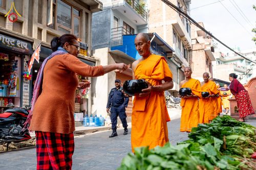 ภาพ No.213107:วันที่ 17 - 18 มีนาคม พ.ศ. 2568 คณะสงฆ์และสามเณรเดินบิณฑบาต รอบเมืองในพื้นที่ วัดสยมภูวนาถและราชวังปาตัน ณ เมืองกาฐมาณฑุ ประเทศเนปาล