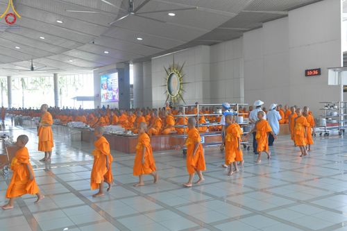 ภาพ No.143179:พิธีถวายภัตตาหารเพื่อเป็นกำลังแห่งการเข้าถึงธรรม ของพระภิกษุสามเณร วัดพระธรรมกาย วันเสาร์ที่ 6 กรกฏาคม พ.ศ. 2567 ณ หอฉันคุณยายอาจารย์ วัดพระธรรมกาย จ.ปทุมธานี