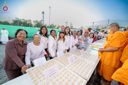 ภาพ No.196914:พิธีถวายภัตตาหารเป็นสังฆทาน แด่พระธรรมยาตรา ณ วัดโบสถ์(บน) ตำบลบางคูเวียง อำเภอบางกรวย จังหวัดนนทบุรี ในโครงการธรรมยาตรา กตัญญูบูชา มหาปูชนียาจารย์ พระมงคลเทพมุนี(สด จนฺทสโร) พระผู้ปราบมาร อนุสรณ์สถาน 7 แห่ง ปีที่ 13 วันที่ 18 มกราคม พ.ศ. 2568