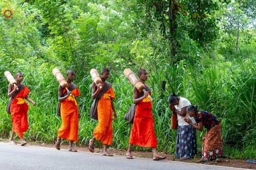 ภาพ No.140681:PhotoStory มหาศรัทธา ธรรมยาตราศรีลังกา EP.4 โครงการสยาม-ลังกา ธรรมยาตรา ฉลองเทศกาลวิสาขบูชาแห่งชาติ ศรีลังกา  บูชาธรรม 80 ปีหลวงพ่อธัมมชโย เส้นทางจาก เมืองดัมบูลลา ไปยัง เมืองมาตะเล  ตั้งแต่วันที่ 17-20 พฤษภาคม พ.ศ. 2567