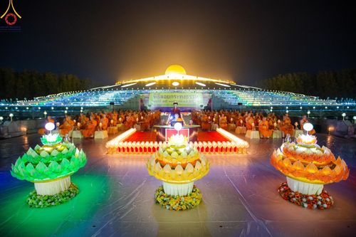 ภาพ No.170295:พิธีลอยกระทงธรรม ณ สระเศรษฐีทะเลบุญ มหาวิหารพระมงคลเทพมุนีฯ วัดพระธรรมกาย วันศุกร์ที่ 15 พฤศจิกายน พ.ศ.2567 (วันเพ็ญ 15 ค่ำ เดือน 12)