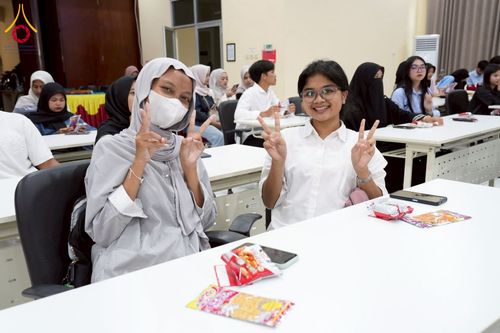 ภาพ No.227517:วันที่ 30 พฤษภาคม พ.ศ. 2568 สันติสุขจากสมาธิ แผ่ไพศาลในแดนอิเหนา : พระสงฆ์ไทยเยือนวิทยาลัยราเดนวิจายา อินโดนีเซีย