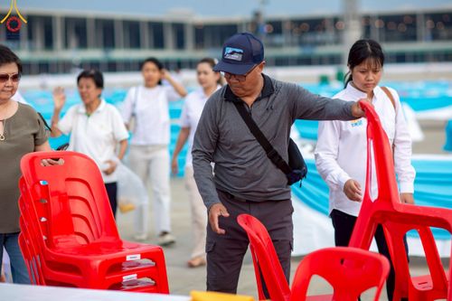 ภาพ No.218453:วันที่ 15 - 18 เมษายน พ.ศ. 2568 การเตรียมภาชนะสำหรับถวายภัตตาหาร , การจัดโต๊ะเก้าอี้ในลานธรรม , การแพ็คพัสดุงานต้อนรับ เพื่องานวันคุ้มครองโลก 22 เมษายน พ.ศ.2568 วัดพระธรรมกาย