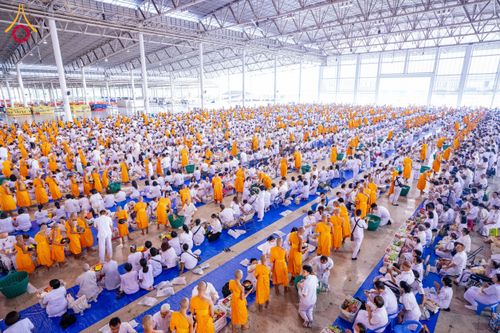 ภาพ No.133819:พิธีตักบาตร ข้าวสารอาหารแห้ง ณ บ้านแก้วเรือนทองคุณยายฯ สภาธรรมกายสากล วัดพระธรรมกาย วันอาทิตย์ต้นเดือนที่ 7 เมษายน พ.ศ. 2567