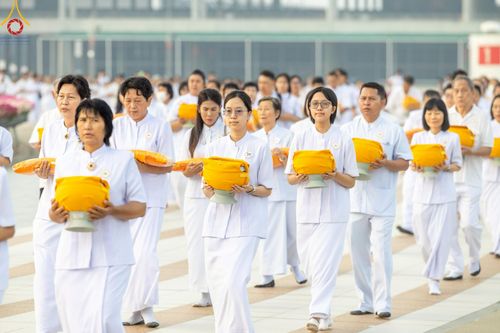 ภาพ No.216948:วันเสาร์ที่ 12 เมษายน พ.ศ. 2568 พิธีเวียนประทักษิณรอบพระมหาธรรมกายเจดีย์  พิธีวันทาเจดีย์ พิธีขอขมาและมอบผ้าไตร ในโครงการอุปสมบทหมู่ บูชาธรรมหลวงพ่อธัมมชโย, โครงการธรรมทายาท ระดับอุดมศึกษา รุ่นที่ 52 ,  โครงการบวชพระนานาชาติ AEC & WAB CEO รุ่นที่ 4 , ณ ว