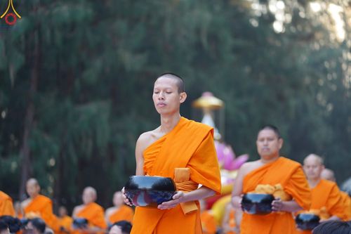 ภาพ No.190218:พิธีตักบาตรพระธรรมยาตรา ณ อนุสรณ์สถานลำดับที่ 1 สถานที่เกิดด้วยรูปกายเนื้อ อนุสรณ์สถานมหาวิหารพระมงคลเทพมุนี (โลตัสแลนด์) อ.สองพี่น้อง จ.สุพรรณบุรี ในโครงการธรรมยาตรา กตัญญูบูชา มหาปูชนียาจารย์ พระมงคลเทพมุนี(สด จนฺทสโร) พระผู้ปราบมาร อนุสรณ์สถาน 7 แห่ง 