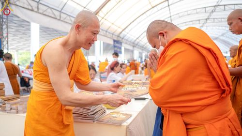 ภาพ No.60314:การต้อนรับพระสังฆาธิการ 10,000 กว่าวัดทั่วประเทศ พิธีมอบปัจจัยช่วยเหลือครู 4 จังหวัดชายแดนภาคใต้ พิธีปฏิบัติธรรม ในวันคุ้มครองโลก วันจันทร์ที่ 22 เมษายน พ.ศ.2567 ณ วัดพระธรรมกาย จ.ปทุมธานี