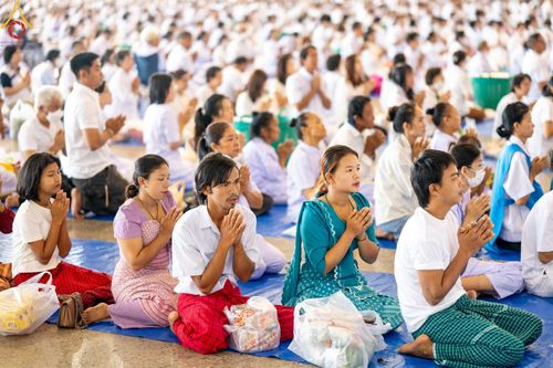 ภาพ No.139062:พิธีตักบาตร , พิธีบูชาข้าวพระ ณ ห้องแก้วสารพัด 1 สภาธรรมกายสากล วัดพระธรรมกาย วันอาทิตย์ต้นเดือนที่ 2 มิถุนายน พ.ศ. 2567