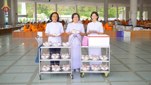 ภาพ No.210611:วันเสาร์ที่ 8 มีนาคม พ.ศ. 2568 พิธีสวดพระพุทธมนต์ และถวายภัตตาหารเมนูสวรรค์แด่พระภิกษุ สามเณร ณ หอฉันคุณยายอาจารย์ฯ วัดพระธรรมกาย