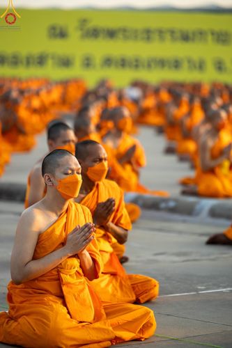 ภาพ No.102273:พระธรรมทายาทในโครงการอุปสมบทหมู่ บูชาธรรมมหาปูชนียาจารย์ ร่วมปฏิบัติธรรม ถ่ายภาพหมู่ประวัติศาสตร์ และรับฟังโอวาทจากหลวงพ่อทัตตชีโว ณ ลานธรรม พระมหาธรรมกายเจดีย์ วัดพระธรรมกาย วันที่ 15 ธันวาคม พ.ศ. 2566