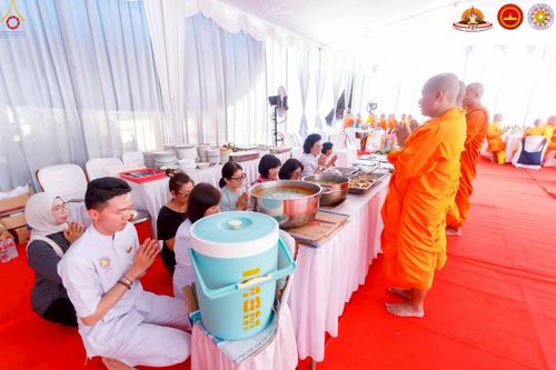 ภาพ No.224475:วันจันทร์ที่ 12 พฤษภาคม พ.ศ. 2568  ชาวพุทธในอินโดนีเซีย ร่วมฉลองวิสาขบูชาจุดประทีปกว่า 200,000 ดวง ณ พระมหาเจดีย์บรมพุทโธ  เจริญพุทธมนต์ถวาย “พระวชิรเกล้าเจ้าอยู่หัว”