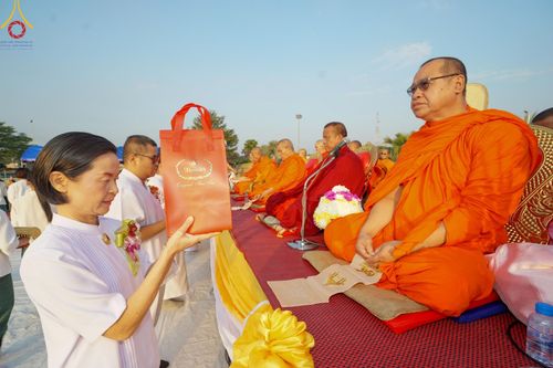 ภาพ No.180416:พิธีตักบาตรพระ ๑,๐๐๐ รูป ฉลองเมืองลำปาง ๑,๓๔๔ ปี วันเสาร์ที่ ๗ ธันวาคม พ.ศ. ๒๕๖๗ ณ ลานพระบรมราชานุสาวรีย์ พระนเรศวรมหาราช อ.เกาะคา จ.ลำปาง