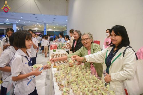 ภาพ No.184441:พิธีมอบโล่ และใบประกาศเกียรติคุณ  โครงการเจริญพระพุทธมนต์ ธัมมจักกัปปวัตตนสูตร  โรงเรียนที่มีผลการดำเนินกิจกรรมดีเด่น จังหวัดสระบุรี  หนึ่งในโครงการหมู่บ้านรักษาศีล 5  และวันรวมพลังเด็กดี V-Star  วันที่ 17 ธันวาคม พ.ศ.2567 ณ ห้างทวีกิจคอมเพล็กซ์ ชั้น 4 อ