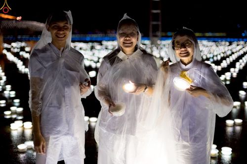 ภาพ No.244206:วันที่ 7 กันยายน พ.ศ. 2568 พิธีจุดประทีป วันครูผู้ค้นพบวิชชาธรรมกาย ณ ลานธรรมฯ และวิหารคด วัดพระธรรมกาย