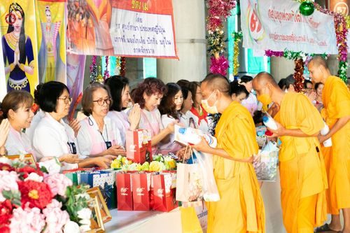 พิธีถวายสลากภัต แด่พระภิกษุสงฆ์ เพื่อโครงการธรรมยาตรา กตัญญูบูชา มหาปูชนียาจารย์ พระมงคลเทพมุนี (สด จนฺทสโร) พระผู้ปราบมาร อนุสรณ์สถาน 7 แห่ง ปีที่ 12 ระหว่างวันที่ 2 - 31 มกราคม พ.ศ.2567